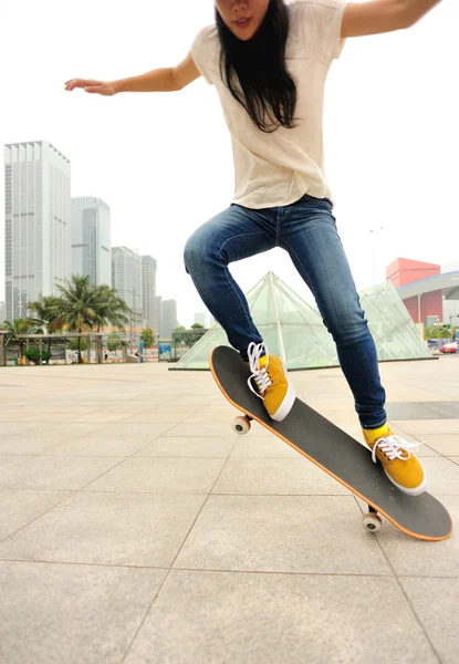 Woman skateboarding — Stock Photo, Image