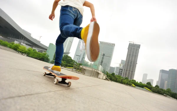 Vrouw skateboarden — Stockfoto