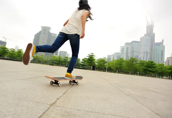 Woman skateboarding — Stock Photo, Image