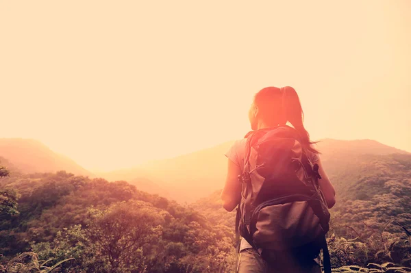 Жінка помилуйтесь прекрасним видом на гору пік — 스톡 사진