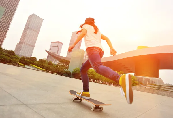 Skateboarding kobieta — Zdjęcie stockowe