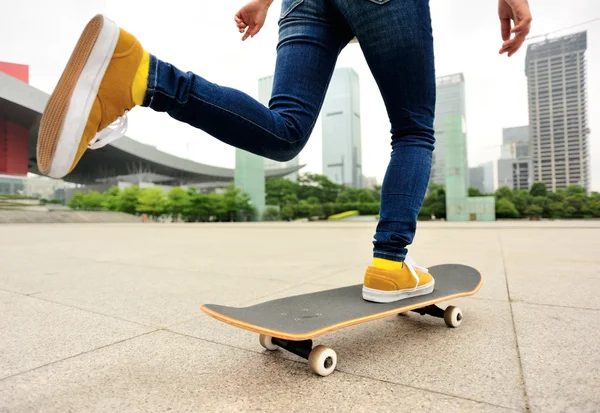 Femme de skateboard — Photo