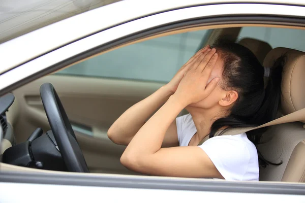 Mulher triste motorista — Fotografia de Stock