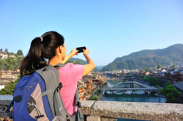 Vrouw toeristische gebruik slimme telefoon nemen zelf foto — Stockfoto