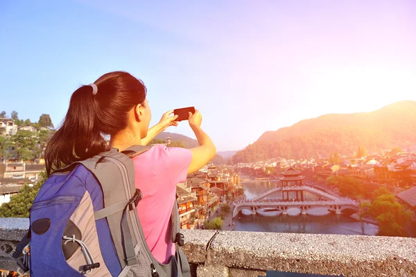 Žena turistické použití chytrý telefon s vlastní fotografií — Stock fotografie