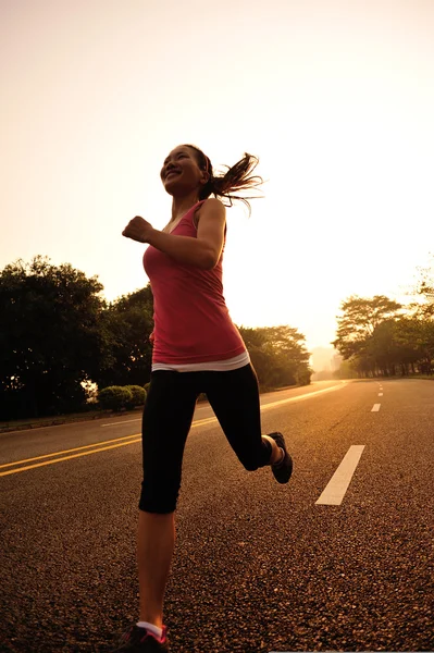 Atleta corredor correndo na estrada — Fotografia de Stock