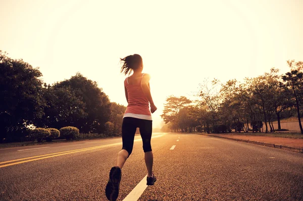 Läufer läuft auf Straße — Stockfoto