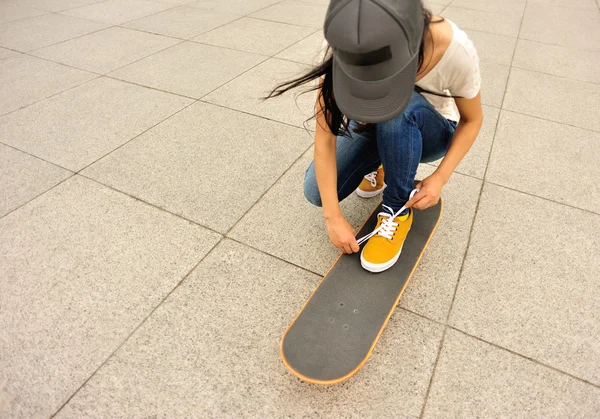 Woman tying shoelace — Stock Photo, Image