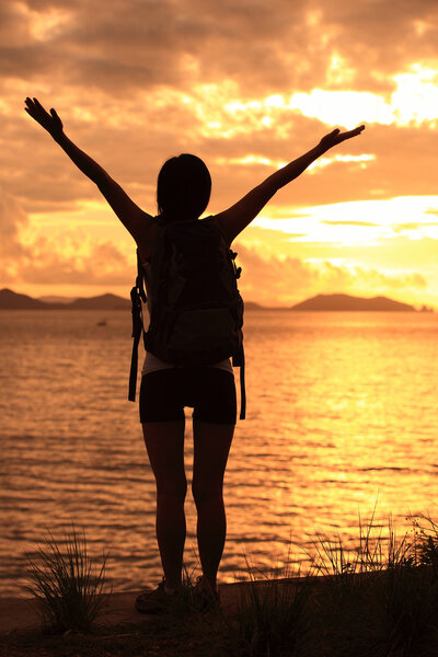 С распростертыми объятиями к восходу солнца стоять в стороне
