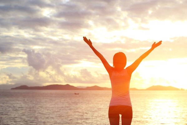 С распростертыми объятиями к восходу солнца стоять в стороне
