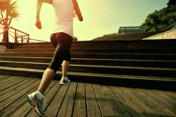 Corredor atleta corriendo en la playa . — Foto de Stock