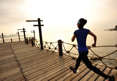 Deniz kenarında çalışan runner atlet.