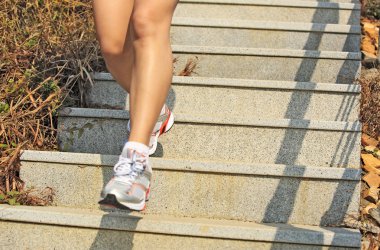 dağ taş merdiven üzerinde çalışan runner atlet bacaklar