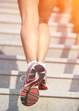 dağ taş merdiven üzerinde çalışan runner atlet bacaklar