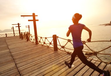 Deniz kenarında çalışan runner atlet.