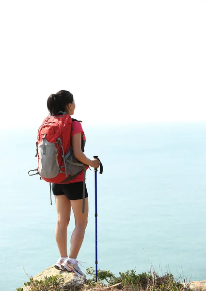 Escursionismo donna stand sotto il cielo blu — Foto Stock