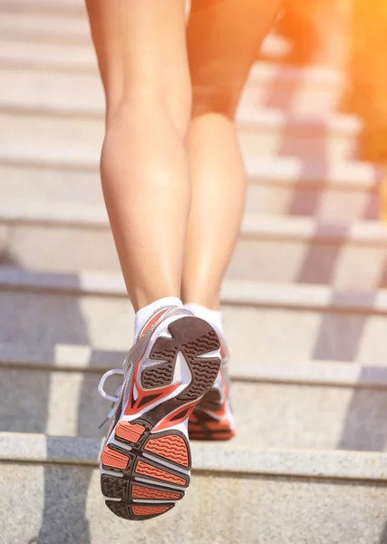 Běžec sportovce nohy běží na horské kamenné schodiště — Stock fotografie