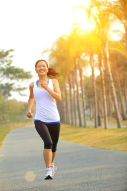 tropikal park road çalışan runner atlet