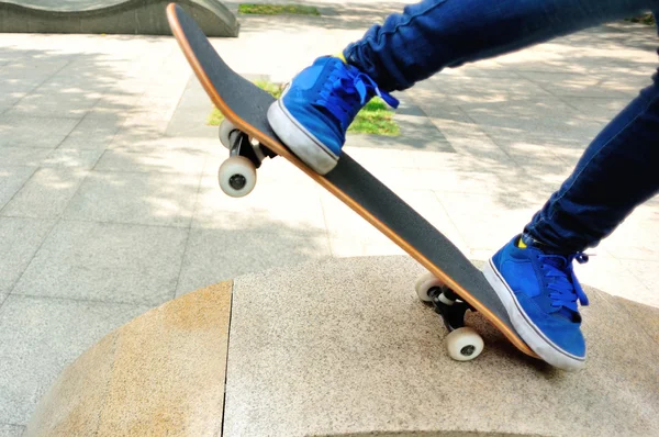 Скейтбординг ноги — стокове фото