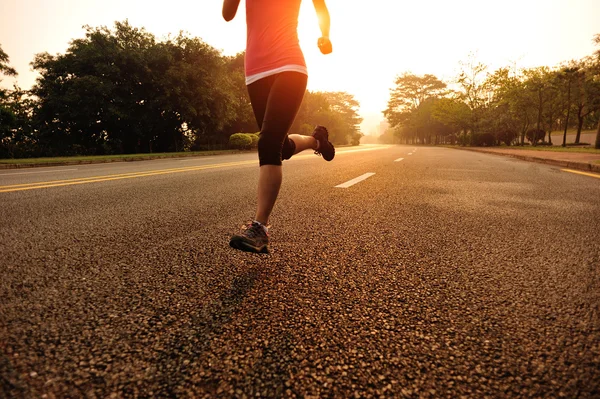 Runner atleet draait op weg — Stockfoto