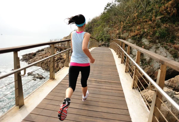 Atleta corredor correndo à beira-mar . — Fotografia de Stock