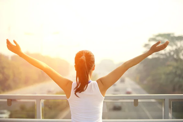 Sporty woman stand at the pedestrian overpass — Stock Photo, Image