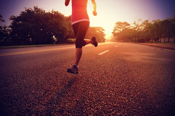 Бігун-спортсмен біжить по дорозі — стокове фото