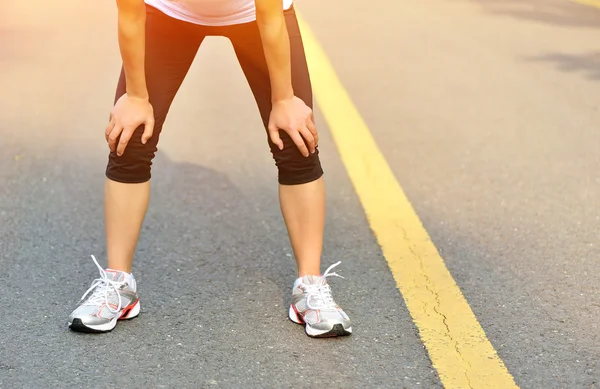 Corridore femminile stanco che si riposa — Foto Stock