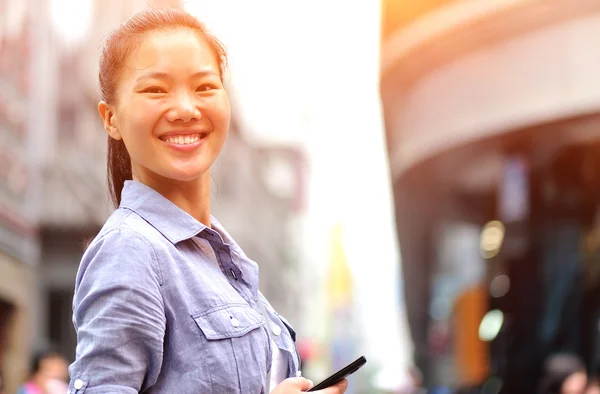 Frau benutzt Smartphone — Stockfoto