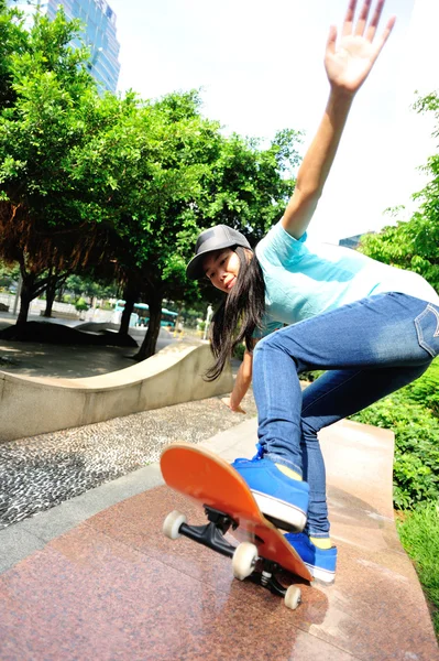 Skateboarding woman — Stock Photo, Image