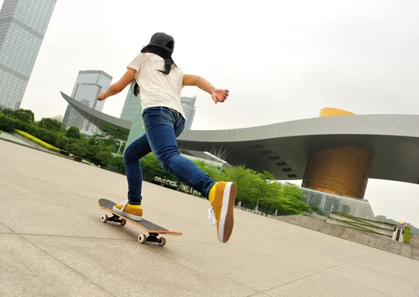 Skateboarding kobieta — Zdjęcie stockowe