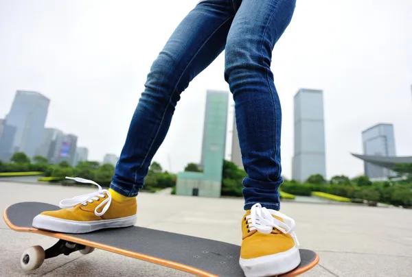 Skateboarding woman — Stock Photo, Image