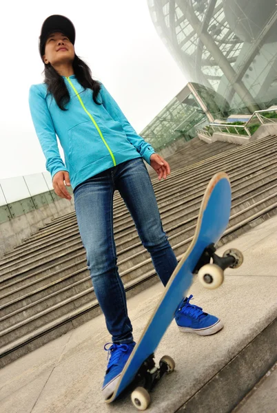 Femme de skateboard — Photo