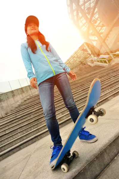 Skateboarden vrouw — Stockfoto