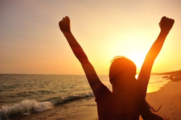 Cheering woman open arms to sunrise — Stock Photo, Image