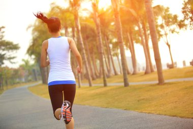 Deniz kenarında çalışan runner atlet