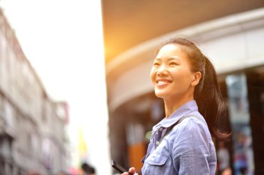 Akıllı telefon kullanan kadın