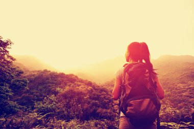 kadın zevk güzel manzaraya dağ tepe