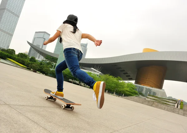 Femme de skateboard — Photo