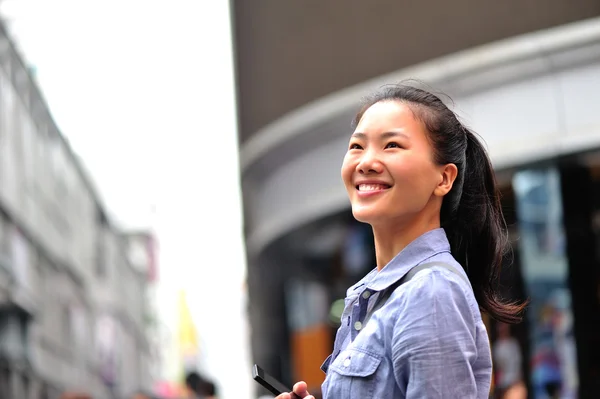 Femme utilisant un téléphone intelligent — Photo