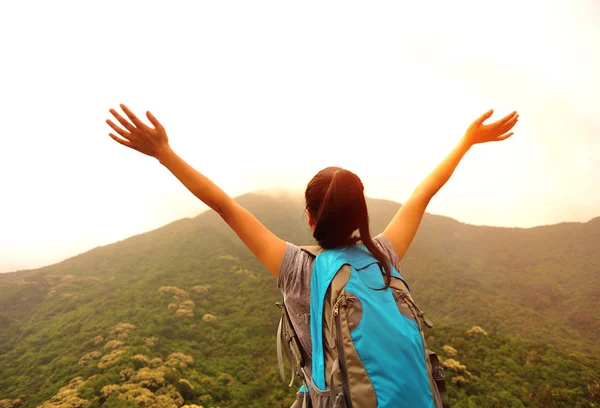 Woman enjoy the beautiful view at mountain peak — Stock Photo, Image