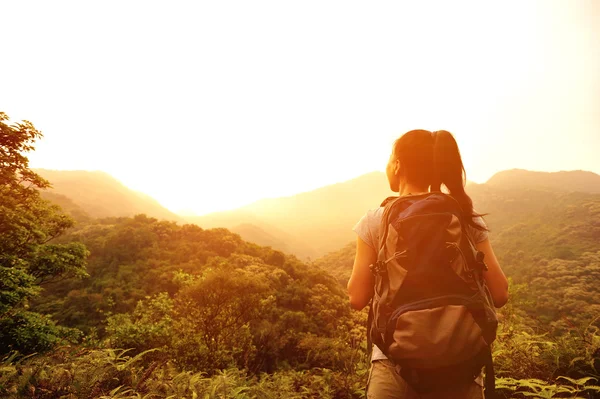 Mulher desfrutar da bela vista no pico da montanha — Fotografia de Stock