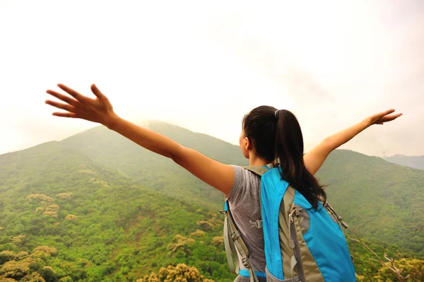 Frauen genießen die schöne Aussicht auf den Berggipfel — Stockfoto