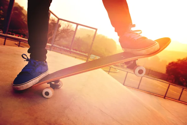 Skateboarding woman — Stock Photo, Image