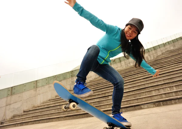 स्केटबोर्डिंग महिला — स्टॉक फ़ोटो, इमेज