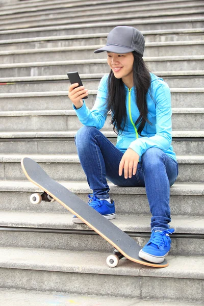 Frau benutzte ihr Handy — Stockfoto