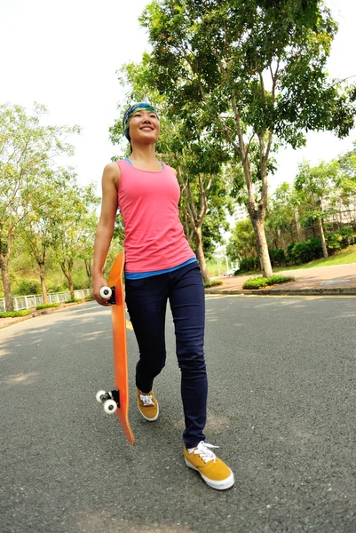 Femme de skateboard — Photo