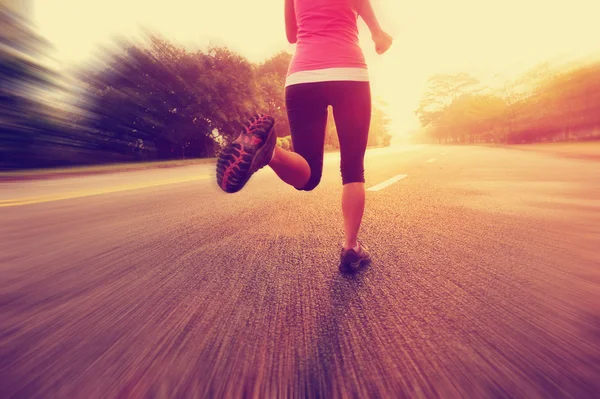 Corredor atleta corriendo por carretera — Foto de Stock