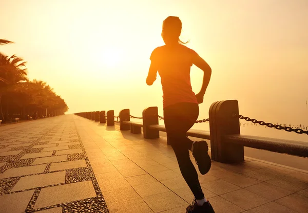 Runner atleet uitgevoerd op weg — Stockfoto