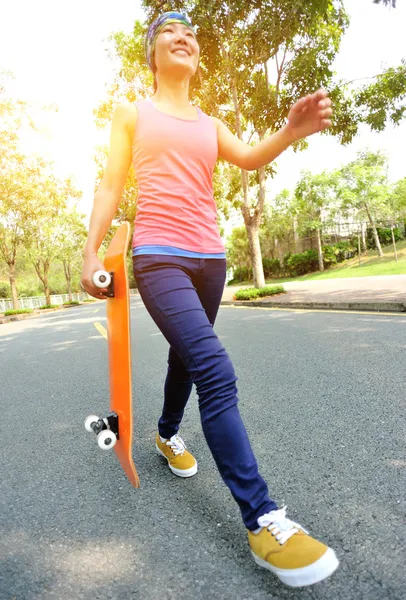 Skateboarding žena — Stock fotografie